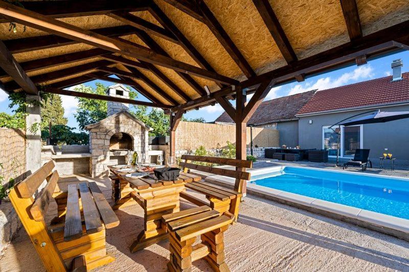 Olive Tree House With Jacuzzi, Wifi And 40M2 Pool Villa Siritovci Eksteriør billede