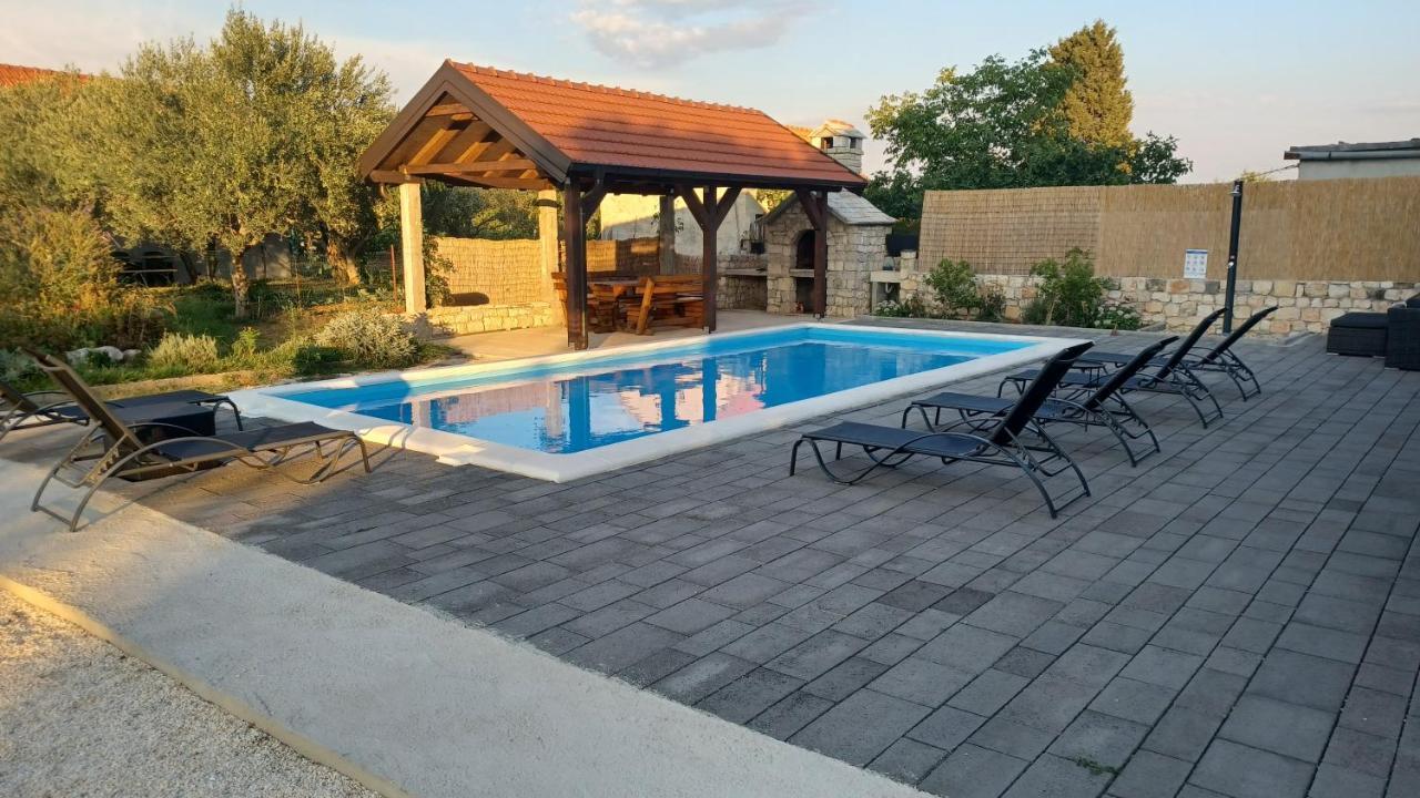 Olive Tree House With Jacuzzi, Wifi And 40M2 Pool Villa Siritovci Eksteriør billede